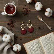 Laden Sie das Bild in den Galerie-Viewer, LENA | Schöne goldfarbene Indie Boho Ohrringe Ohrhänger mit roten Holz Anhängern
