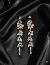 Load image into Gallery viewer, GÉRALDINE | Wunderschöne goldene Kristall Ohrringe im floralen Blätter Design
