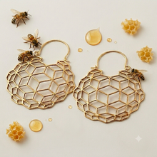 Laden Sie das Bild in den Galerie-Viewer, HONEY COMB | Besondere goldfarbene Statement Ohrringe im geometrischen Bienen Honigwaben 3D Design
