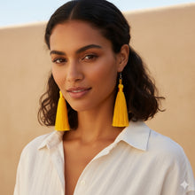Laden Sie das Bild in den Galerie-Viewer, NAOMI | Lange Ohrringe mit 925 Sterling Silberhaken und Quasten aus echten Seidenfäden in gelb
