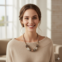 Laden Sie das Bild in den Galerie-Viewer, BLOMMA | Holz Halskette braun weiß gold

