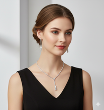 Laden Sie das Bild in den Galerie-Viewer, CHARLIZE | Elegantes silberfarbenes Schmuck Set mit Strass Collier und Kristall Ohrringen
