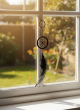 Laden Sie das Bild in den Galerie-Viewer, NAVAJO | Cooler schwarzer Traumfänger Schlüsselanhänger mit Halbedelsteinen und Federn
