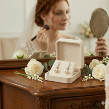 Laden Sie das Bild in den Galerie-Viewer, IVETTE | Klassisch elegante Braut Ohrringe in silber mit kleinen Kristallen und weißen Perlen
