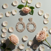 Laden Sie das Bild in den Galerie-Viewer, ARYA SMALL | Coole ovale Statement Acryl Ohrringe mit beige marmoriertem Muster im Retro Boho Look
