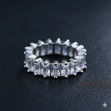 Laden Sie das Bild in den Galerie-Viewer, BRILLER | Atemberaubender Cocktail Ring mit klaren Kristallen 
