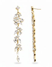 Load image into Gallery viewer, GÉRALDINE | Wunderschöne goldene Kristall Ohrringe im floralen Blätter Design
