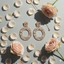 Laden Sie das Bild in den Galerie-Viewer, ARYA SMALL | Coole ovale Statement Acryl Ohrringe mit beige marmoriertem Muster im Retro Boho Look
