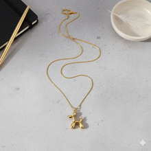 Laden Sie das Bild in den Galerie-Viewer, BUBBLES | Süße goldfarbene Halskette mit Ballon Hund Anhänger
