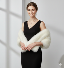 Laden Sie das Bild in den Galerie-Viewer, CHARLIZE | Elegantes silberfarbenes Schmuck Set mit Strass Collier und Kristall Ohrringen
