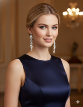 Laden Sie das Bild in den Galerie-Viewer, GÉRALDINE | Wunderschöne silberne Kristall Ohrringe im floralen Blätter Design
