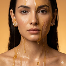 Laden Sie das Bild in den Galerie-Viewer, SPARKLE BEE | Exquisite goldfarbene Ohrstecker in Bienenform mit klaren Kristallen
