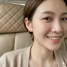 Laden Sie das Bild in den Galerie-Viewer, ALIANA | Minimalistische Herz Hoops in gold
