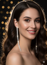 Laden Sie das Bild in den Galerie-Viewer, ELSIE | Elegante lange Ohrringe silberfarben mit edlen Strass Zirkonia Steinen weiß
