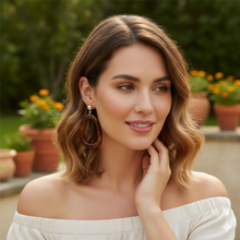 Laden Sie das Bild in den Galerie-Viewer, HAZEL | Schöne Acryl Harz Ohrringe im Retro Look braun gold marmoriert
