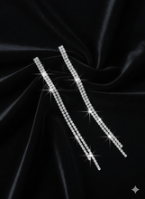 Laden Sie das Bild in den Galerie-Viewer, ELSIE | Elegante lange Ohrringe silberfarben mit edlen Strass Zirkonia Steinen weiß
