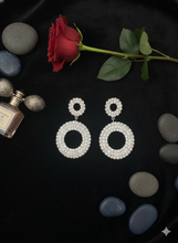 Laden Sie das Bild in den Galerie-Viewer, ÉLODIE | Atemberaubende Party Ohrringe in silber mit klaren Kristallen
