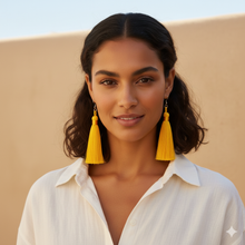Laden Sie das Bild in den Galerie-Viewer, NAOMI | Lange Ohrringe mit 925 Sterling Silberhaken und Quasten aus echten Seidenfäden in gelb
