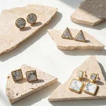 Laden Sie das Bild in den Galerie-Viewer, VITA | Minimalistische goldfarbene Ohrstecker Ohrringe Kreis rund Marmor mit weiß grauem Marmor Muster
