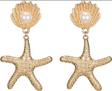 Laden Sie das Bild in den Galerie-Viewer, AILANA | Schöne Sommer Ohrringe in gold mit Seestern und weißer Perle in Muscheln
