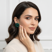 Laden Sie das Bild in den Galerie-Viewer, KENNEDY | Acryl Statement Ohrringe grün mit glitzerndem Galaxy Muster
