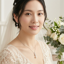 Laden Sie das Bild in den Galerie-Viewer, IVETTE | Klassisch elegante Braut Ohrringe in silber mit kleinen Kristallen und weißen Perlen
