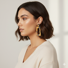 Laden Sie das Bild in den Galerie-Viewer, ELLIS | Coole geometrische Acryl Harz Ohrringe in braun schwarzem Leopardenmuster
