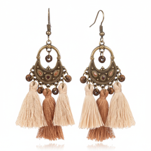 Laden Sie das Bild in den Galerie-Viewer, CAMERON | Bronzefarbene Bohemian Statement Ohrringe Ohrhänger braune Quasten Perlchen
