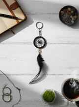 Laden Sie das Bild in den Galerie-Viewer, NAVAJO | Cooler schwarzer Traumfänger Schlüsselanhänger mit Halbedelsteinen und Federn
