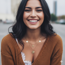 Laden Sie das Bild in den Galerie-Viewer, MARCO POLO | Schöne goldfarbene Halskette zweilagig mit kleinen Plättchen und Weltkugel
