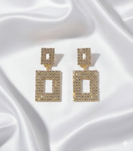 Laden Sie das Bild in den Galerie-Viewer, FELICITY | Coole Party Statement Ohrringe in gold mit Kristallen
