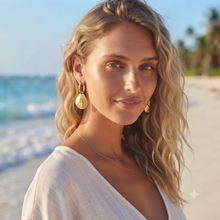 Laden Sie das Bild in den Galerie-Viewer, BEACH BABE | Coole goldfarbene Miesmuschel Ohrringe
