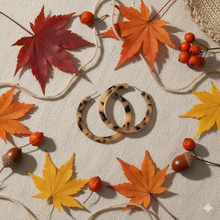 Laden Sie das Bild in den Galerie-Viewer, KENDALL | Coole Acryl Creolen Ohrringe mit beige braunem Leoparden Muster
