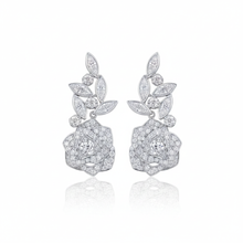 Laden Sie das Bild in den Galerie-Viewer, NIGHT ROSE | Elegante silberfarbene Party Ohrringe im Rosenform mit klaren Kristallen
