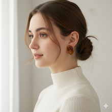 Laden Sie das Bild in den Galerie-Viewer, PENELOPE | Coole Resin Acryl Harz Ohrstecker braun marmoriert
