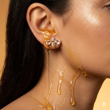 Laden Sie das Bild in den Galerie-Viewer, SPARKLE BEE | Exquisite goldfarbene Ohrstecker in Bienenform mit klaren Kristallen
