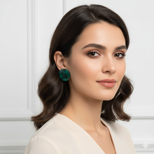 Laden Sie das Bild in den Galerie-Viewer, KENNEDY | Acryl Statement Ohrringe grün mit glitzerndem Galaxy Muster
