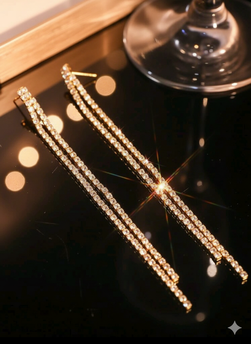 ELSIE | Elegante lange Ohrringe goldfarben mit edlen Strass Zirkonia Steinen weiß