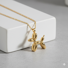 Laden Sie das Bild in den Galerie-Viewer, BUBBLES | Süße goldfarbene Halskette mit Ballon Hund Anhänger
