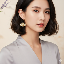 Laden Sie das Bild in den Galerie-Viewer, GINGKO | Schöne goldfarbene Hänger Ohrringe mit Gingko Blättern
