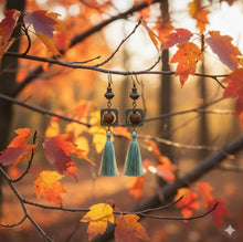 Laden Sie das Bild in den Galerie-Viewer, APONI | Schöne Indie Boho Ohrringe mit Quasten in türkis
