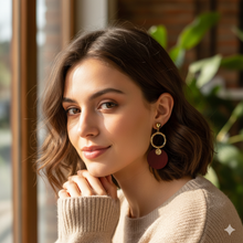 Laden Sie das Bild in den Galerie-Viewer, LENA | Schöne goldfarbene Indie Boho Ohrringe Ohrhänger mit roten Holz Anhängern
