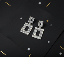 Load image into Gallery viewer, FELICITY | Coole Party Statement Ohrringe in silber mit Kristallen
