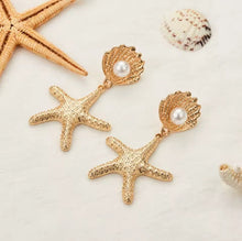 Laden Sie das Bild in den Galerie-Viewer, AILANA | Schöne Sommer Ohrringe in gold mit Seestern und weißer Perle in Muscheln
