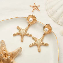 Laden Sie das Bild in den Galerie-Viewer, AILANA | Schöne Sommer Ohrringe in gold mit Seestern und weißer Perle in Muscheln

