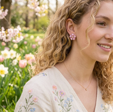Laden Sie das Bild in den Galerie-Viewer, JENNY | Süße rosa Blumen Rosen Ohrstecker Ohrringe
