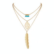 Laden Sie das Bild in den Galerie-Viewer, DIXIE | Goldfarbene Halskette mit Feder und Blatt Anhängern und süßen kleinen türkise Perlen
