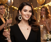 Laden Sie das Bild in den Galerie-Viewer, ÉLODIE | Atemberaubende Party Ohrringe in gold mit klaren Kristallen
