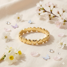 Laden Sie das Bild in den Galerie-Viewer, ENDLESS HEARTS | Filigraner Ring mit süßen kleinen Herzen in gold
