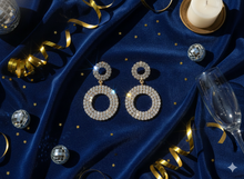 Laden Sie das Bild in den Galerie-Viewer, ÉLODIE | Atemberaubende Party Ohrringe in gold mit klaren Kristallen
